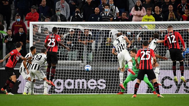 Pemain depan AC Milan Ante Rebic mencetak gol selama pertandingan sepak bola Serie A Italia antara Juventus melawan di Juventus Stadium, Senin (20/9/2021) dini hari WIB. Isabella BONOTTO / AFP