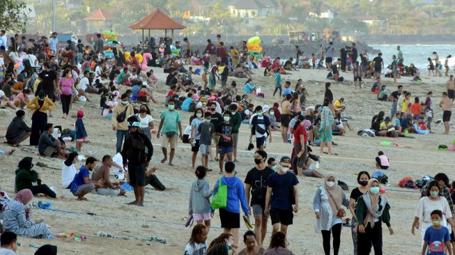 Wisatawan memadati area Pantai Sanur saat Pemberlakuan Pembatasan Kegiatan Masyarakat (PPKM) level 3 di Denpasar, Bali, Minggu (19/9/2021).  ANTARA FOTO/Nyoman Hendra Wibowo