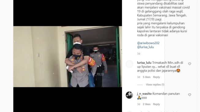 Tangkapan layar Kapolres Semarang, AKBP Ari Wibowo menggendong siswa difabel saat akan menjalani vaksinasi. [Instagram/@ini_polisi]