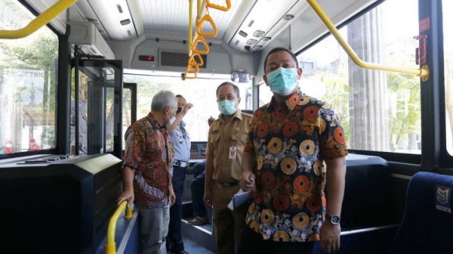 Wali Kota Semarang Hendrar Prihadi menguji coba langsung bus listrik MAB atau Mobil Anak Bangsa yang rencananya akan digunakan sebagai transportasi ramah lingkungan di Ibu Kota Jawa Tengah itu, Senin (20/9/2021). [ANTARA/ HO-Humas Pemkot Semarang]