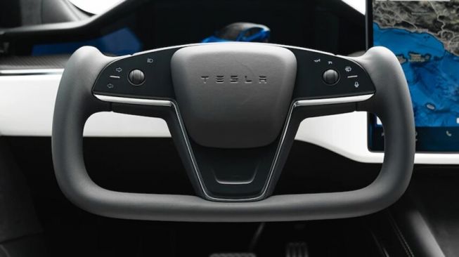 Best 5 Oto: Setir Tesla Mirip Kemudi Pesawat Terbang, Hasil Daur Ulang Airbag Jadi Busana