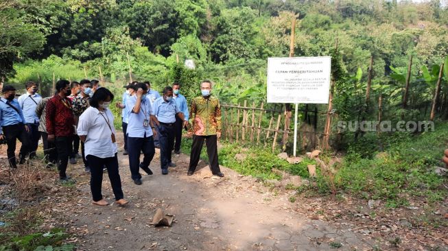 Bupati Bantul, Abdul Halim Muslih (batik coklat) dan jajarannya melakukan kunjungan ke salah satu bagian tanah desa Srimulyo yang digunakan untuk pengembangan industry oleh PT Yogyakarta Isti Parama (YIP), di Kapanewon Piyungan, Bantul, Selasa (25/5/2021). [tim Suara.com]