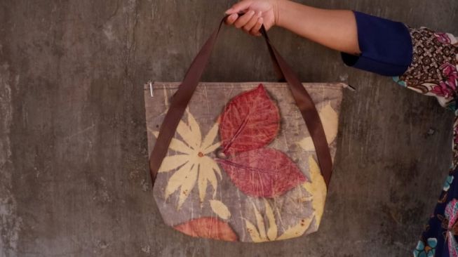 Tak Mau Kalah Dari Pandemi, Emak-emak Dari Kediri Pikat Konsumen Dengan Kain Batik Alami