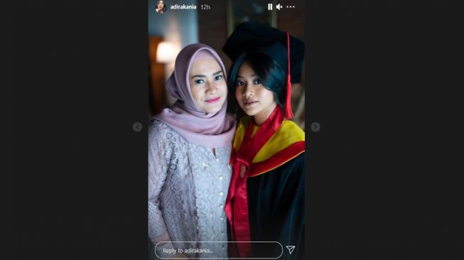 Momen wisuda Siti Adira Kania putri Aldi Bragi dan Ikke Nurjanah. [Instagram/adirakania]