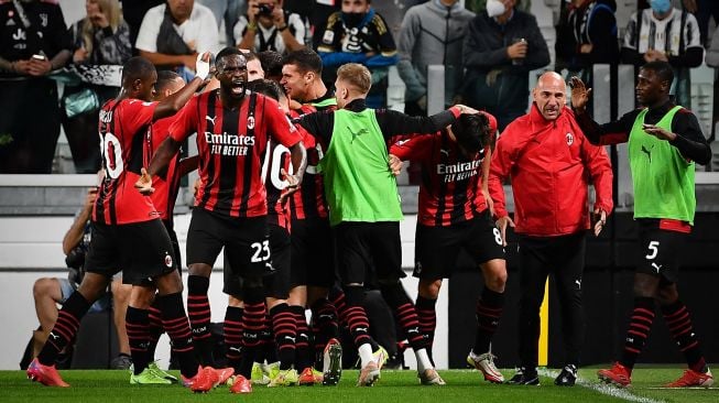 Pemain depan AC Milan Ante Rebic mencetak gol selama pertandingan sepak bola Serie A Italia antara Juventus melawan di Juventus Stadium, Senin (20/9/2021) dini hari WIB.Isabella BONOTTO / AFP