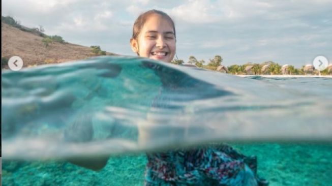 Potret Sandrinna Michelle menyelam di Labuan Bajo. [Instagram/sandrinna_11]