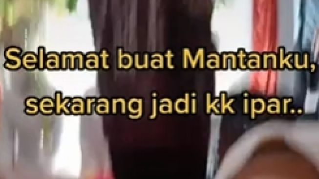 Jerit hati wanita lihat mantan pacar jadi kakak ipar. (Tiktok)