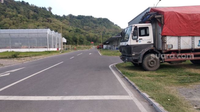 Salah satu bangunan pabrik kerajinan tangan, PT Yogyakarta Isti Parama (YIP) yang menggunakan tanah desa dan sempat bermasalah dengan Pemdes Srimulyo yang terletak di Kapanewon Piyungan, Bantul, Rabu (18/8/2021). [tim Suara.com]