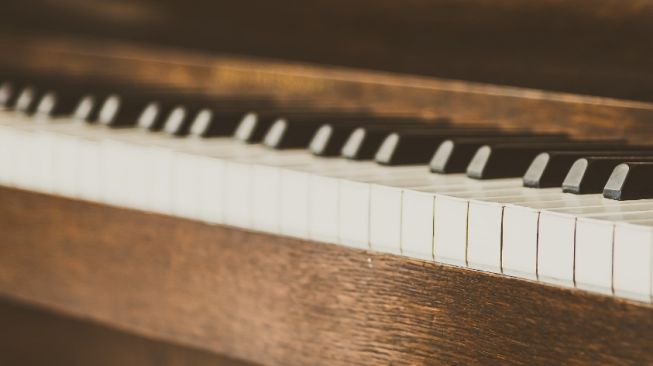 Pria Bakar Sate Sambil Main Piano, Terlalu Estetik tapi Bikin Waswas karena Ini