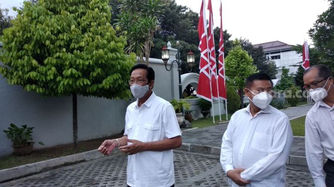 Raja Keraton Yogyakarta, Sri Sultan HB X saat ditemui tim kolaborasi agrarian usai pemberian bantuan kepada para lurah dan koperasi di halaman Kepatihan kompleks Kantor Gubernur DIY, Rabu (4/8/2021). [tim Suara.com]