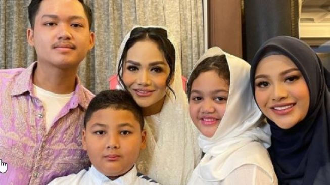 Krisdayanti Foto Bareng 4 Anaknya, Komentar Raul Lemos Disorot