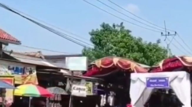 Viral jahatan pernikahan tutup jalan raya mengundang hujatan dari netizen. Bahkan sumpah serapah pun mengalir ke mempelai.