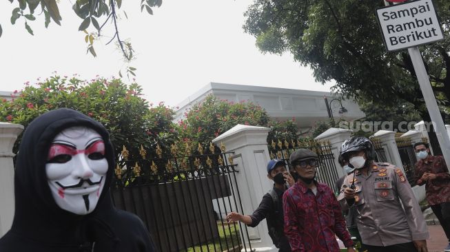 Polisi membubarkan massa yang menggelar aksi unjuk rasa di luar Istana Merdeka, Jakarta, Senin (20/9/2021). [Suara.com/Angga Budhiyanto]