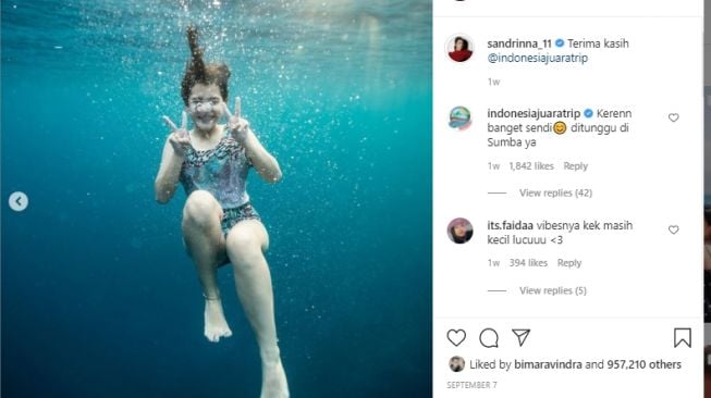 Potret Sandrinna Michelle menyelam di Labuan Bajo. [Instagram/sandrinna_11]