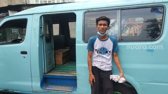 Ipan (23), sopir angkutan umum saat ditemui di Stasiun Kebayoran, Jakarta Selatan. (Raihan Hanani)