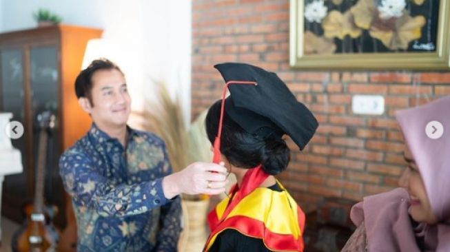 Momen wisuda Siti Adira Kania putri Aldi Bragi dan Ikke Nurjanah. [Instagram/adirakania]