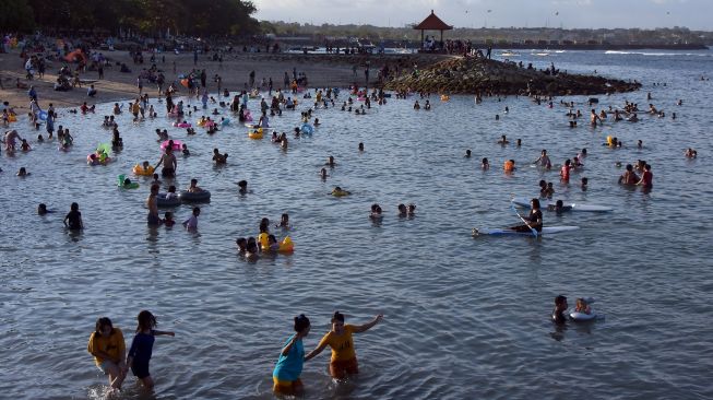 Waspadai Kemunculan Ubur-ubur Blue Bottle di Kawasan Pantai Sanur