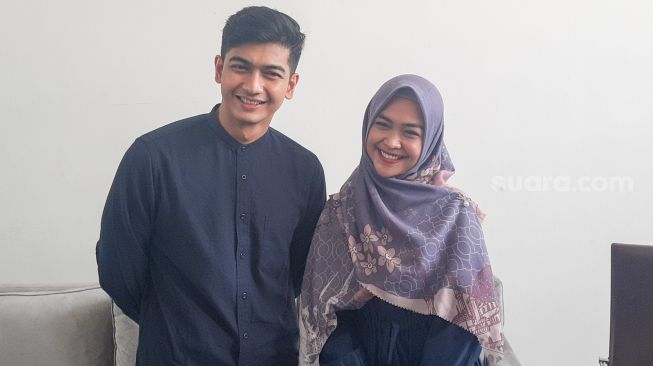 Pasangan Ria Ricis dan Teuku Ryan saat ditemui usai pertemuan keluarga di Kawasan Bintaro Sektor 9, Tangerang Selatan, Senin (20/9/2021). [Suara.com/Alfian Winanto]