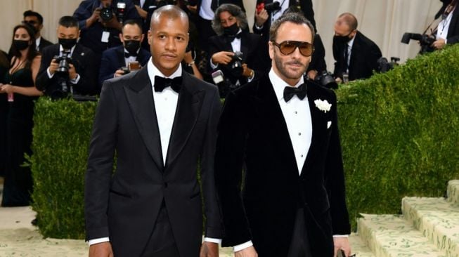 Perancang busana Amerika Serikat, Tom Ford (kanan) dan Heron Preston (kiri) tiba di acara Met Gala 2021 di Metropolitan Museum of Art (13/9/2021) di New York. Met Gala tahun ini dipenuhi penampil muda seperti penyanyi Billie Eilish, aktor Timothee Chalamet, penyair Amanda Gorman dan bintang tenis Naomi Osaka [AFP/Angela Weiss].