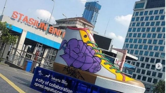 Tugu Sepatu di Jalan Sudirman Dipindahkan Untuk Dibersihkan Dari Coretan