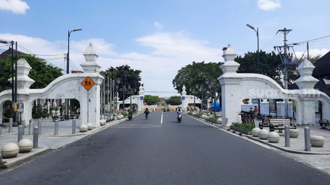 Suasana salah satu akses jalan menuju Keraton Yogyakarta di Jalan Malioboro, Kota Jogja, Minggu (19/9/2021). tim Suara.com.