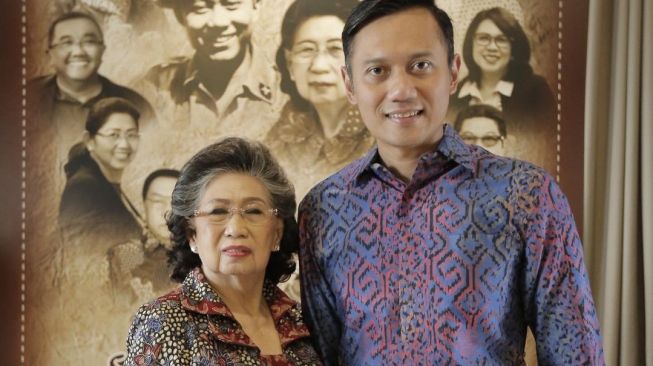 Ketua Umum Partai Demokrat, Agus Harimurti Yudhoyono (AHY), berfoto bersama almarhumah sang eyang, Hj. Sunarti Sri Hadiyah Sarwo Edhie Wibowo. [Instagram@agusyudhoyono]