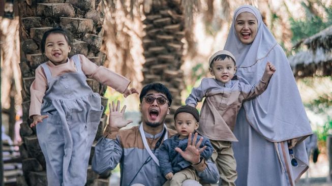 Potret Ricky Harun awet muda. (Instagram/rickyharun)