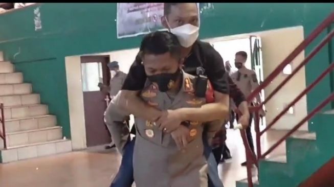 Gendong Peserta Difabel Vaksin, Aksi Kapolres Semarang Ini Bikin Warganet Baper
