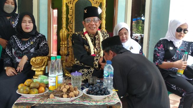  Muncul Pria Berpenampilan Raja Bangun Rumah Warga Miskin di Pandeglang