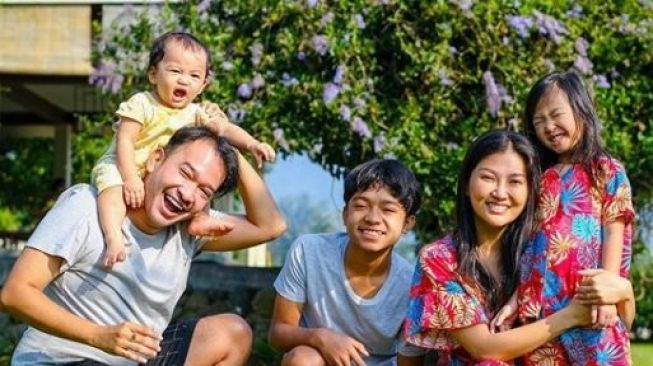 Sarwendah nyuci dan servis toilet di rumahnya, Iis Dahlia yang sewot