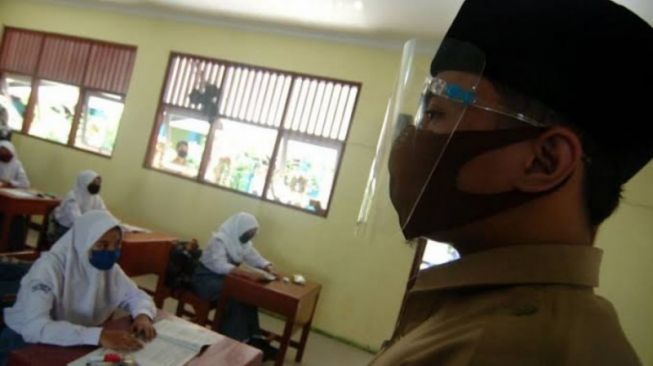 Pembelajaran tatap muka dengan menerapkan protokol kesehatan untuk mencegah penularan COVID-19 di sekolah di Semarang, Jawa Tengah. (ANTARA)