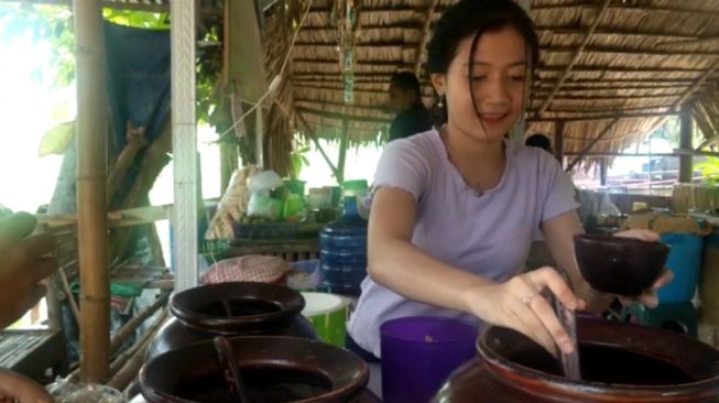 Sabrina sedang meracik Cendol untuk pelanggan (Medsos) 