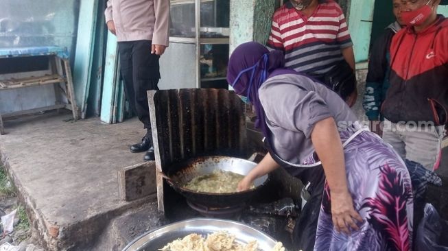 Kebal! Pedagang Asal Magelang Goreng Bakwan di Minyak Panas Pakai Tangan Kosong