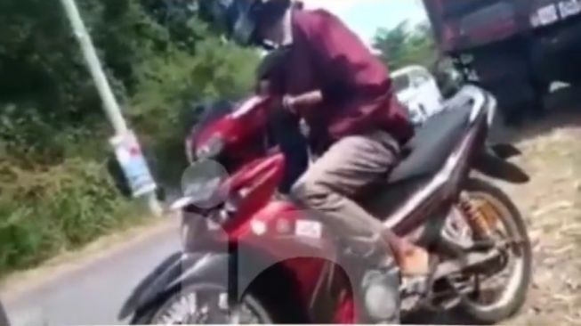 Astaga! Pria Kepergok Onani di Depan Pedagang Es