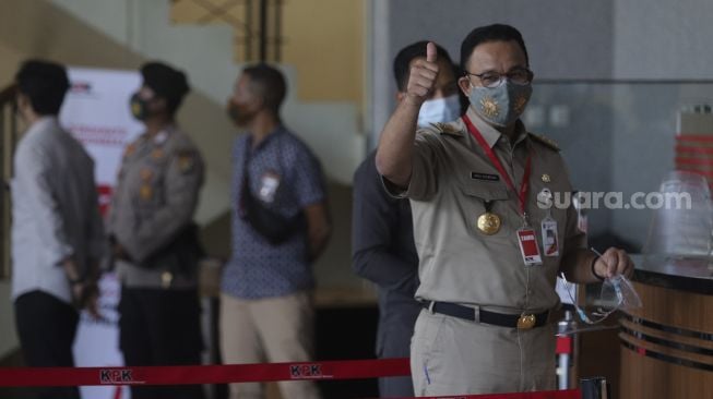 Gubernur DKI Jakarta Anies Baswedan mengacungkan jempol saat akan menjalani pemeriksaan di Gedung Merah Putih KPK, Jakarta, Selasa (21/9/2021). [Suara.com/Angga Budhiyanto]