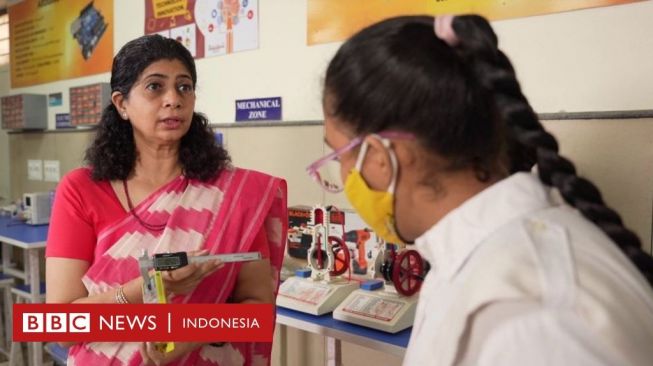 Kisah Guru di India Bagikan Ratusan Ponsel ke Murid Miskin Saat Pandemi