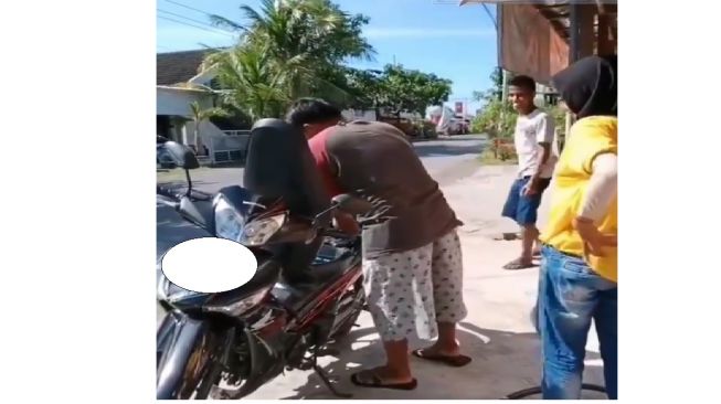 Aksi pemotor saat isi bensin bikin petugas SPBU geleng-geleng kepala (Instagram)