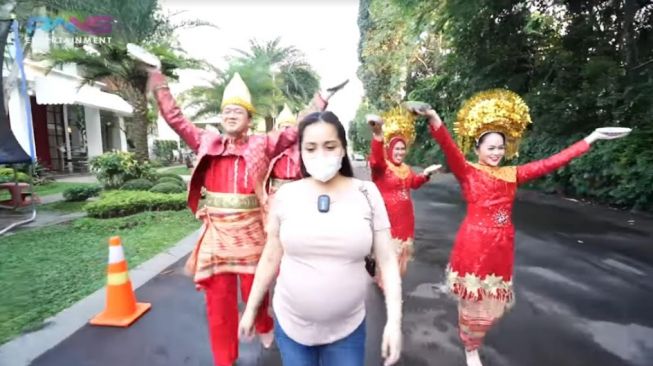 Momen Nagita Slavina borong restoran Padang. [YouTube/Rans Entertainment]