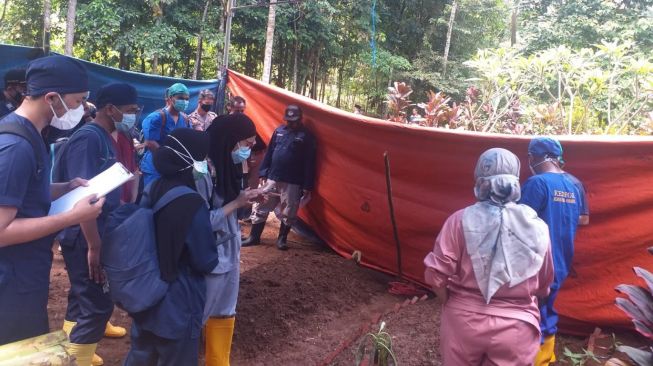 Polisi Bongkar Makam Korban Miras Oplosan di Pandeglang, Ternyata..