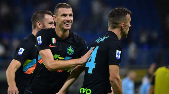 Penyerang Inter Milan, Edin Dzeko (tengah). [MIGUEL MEDINA / AFP]