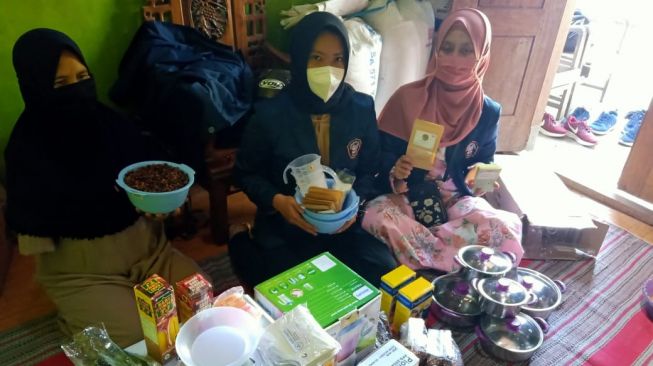 Salah satu finalis #AksiMudaIndonesia, perwakilan mahasiswa dari ACC Polines tengah menjalankan aksi sosialnya yaitu memproduksi MLIPIR (Milk of Biji Kecipir) di salah satu rumah warga di daerah Tembalang [Dok Asuransi Astra].