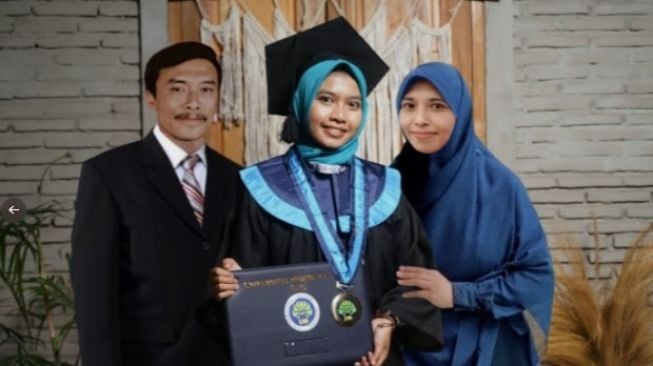 Viral Yatim Piatu Lulus Kuliah Minta Foto Bareng Ayah Ibu, Netizen Hormat ke Editor Foto