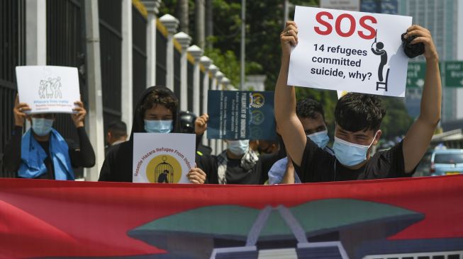 Sejumlah pencari suaka asal Afghanistan berunjuk rasa di depan Gedung DPR, Jakarta, Selasa (21/9/2021). ANTARA FOTO/Galih Pradipta