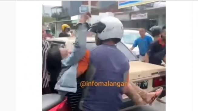 Mobil Ini Terobos Macet dan Tabrak Pengendara Motor. [tangkapan layar Instagram]