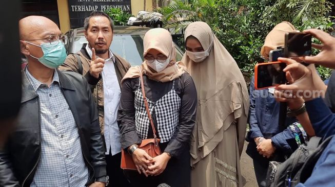 Sunan Kalijaga menemani Janda S (baju hitam hijab cokelat) dan Marlina Octoria Kawuwung (hijab cokelat) yang mengakui korban dari ayah Taqy Malik, Mansyardin Malik ke Komnas Permpuan, Jakarta, Selasa (21/9/2021). [Evi Airska/Suara.com]