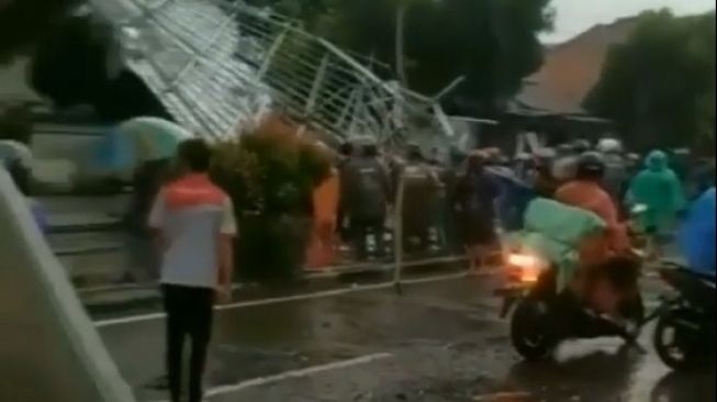 Jalan Raya Sawangan Buka Tutup, 622 Gardu PLN di Depok Diterjang Puting Beliung