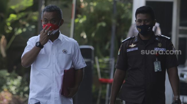 Ketua DPRD DKI Prasetyo Edi (kiri) berjalan setibanya di Gedung Merah Putih KPK, Jakarta, Selasa (21/9/2021). [Suara.com/Angga Budhiyanto]