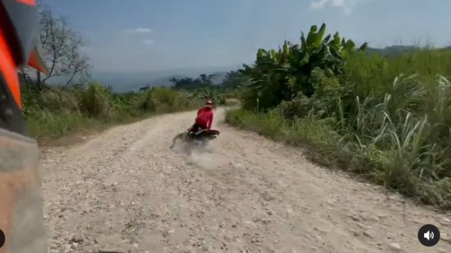 Hengky Kurniawan terjatuh dari motor saat blusukan (Instagram)