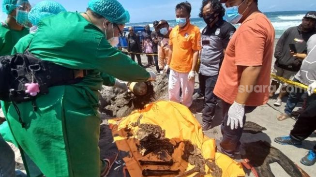 Penemuan Kerangka Manusia di Pantai Parangkusumo Duduk Bersila dan 4 Berita SuaraJogja