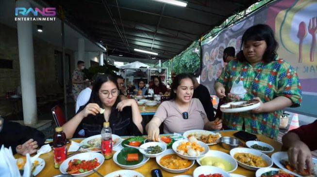 Momen Nagita Slavina borong restoran Padang. [YouTube/Rans Entertainment]